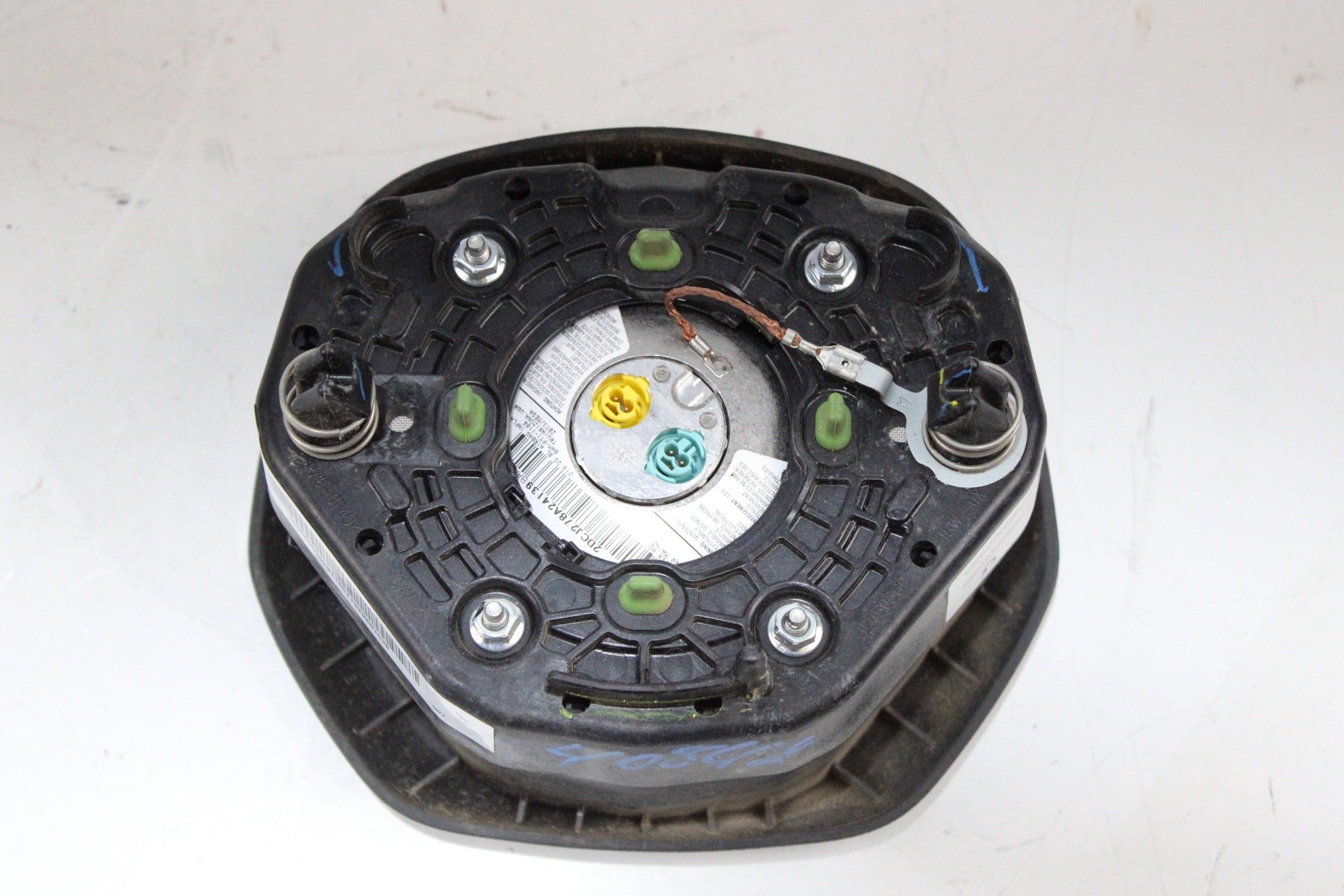 OEM Mercedes-Benz Driver Steering Wheel Airbag – Fits ML350, ML63 Amg (2012–2015) and ML250, ML400 (2015) and ML550 (2012–2014) and GL350, GL450, GL550, GL63 Amg (2013–2016) and G550, G63 Amg (2013–2018) and G65 Amg (2016–2018) – Part A16686000029116 – Mercedes-Benz – product view · B1536886 · photo 5108f856-e7a5-40c6-9320-a378b4dc3c00