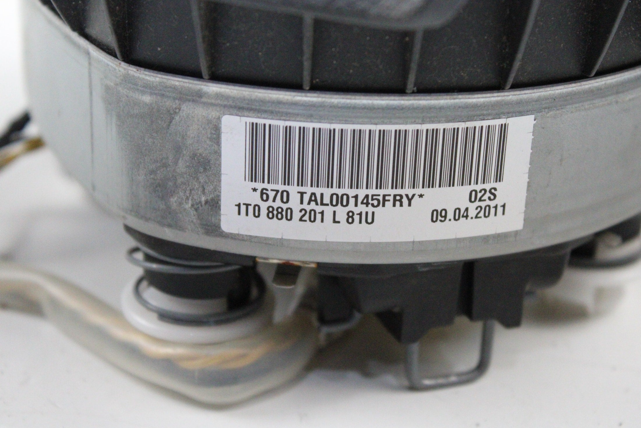 OEM Volkswagen Driver Steering Wheel Airbag – Fits Tiguan (2008–2011) and Golf, Gti (2010–2011) – Part 1T0880201L 81U – Volkswagen – product view · B1536887 · photo 48c1fe7d-a3f2-4dbd-8b86-d21544770aa8