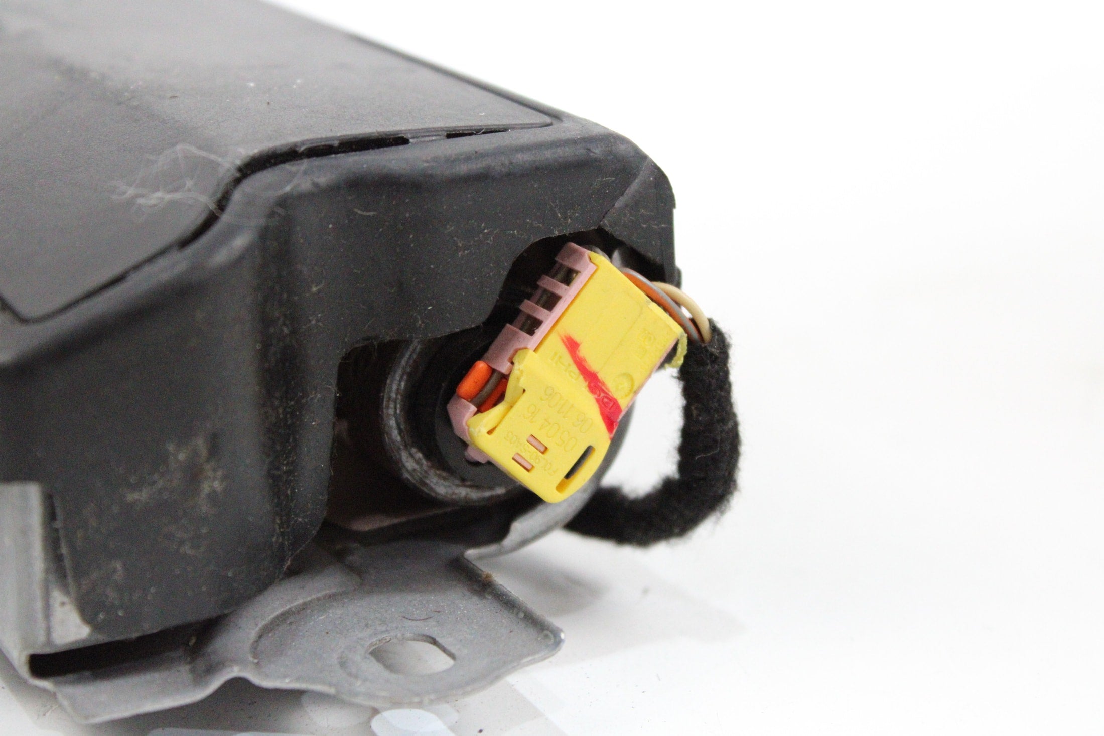 OEM Chevrolet Passenger Knee Airbag – Fits Camaro (2016–2024) – Part 84081261 – Chevrolet – product view · G1536729 · photo 3d0abed5-ba41-46a9-bfd4-389ee23e5b17