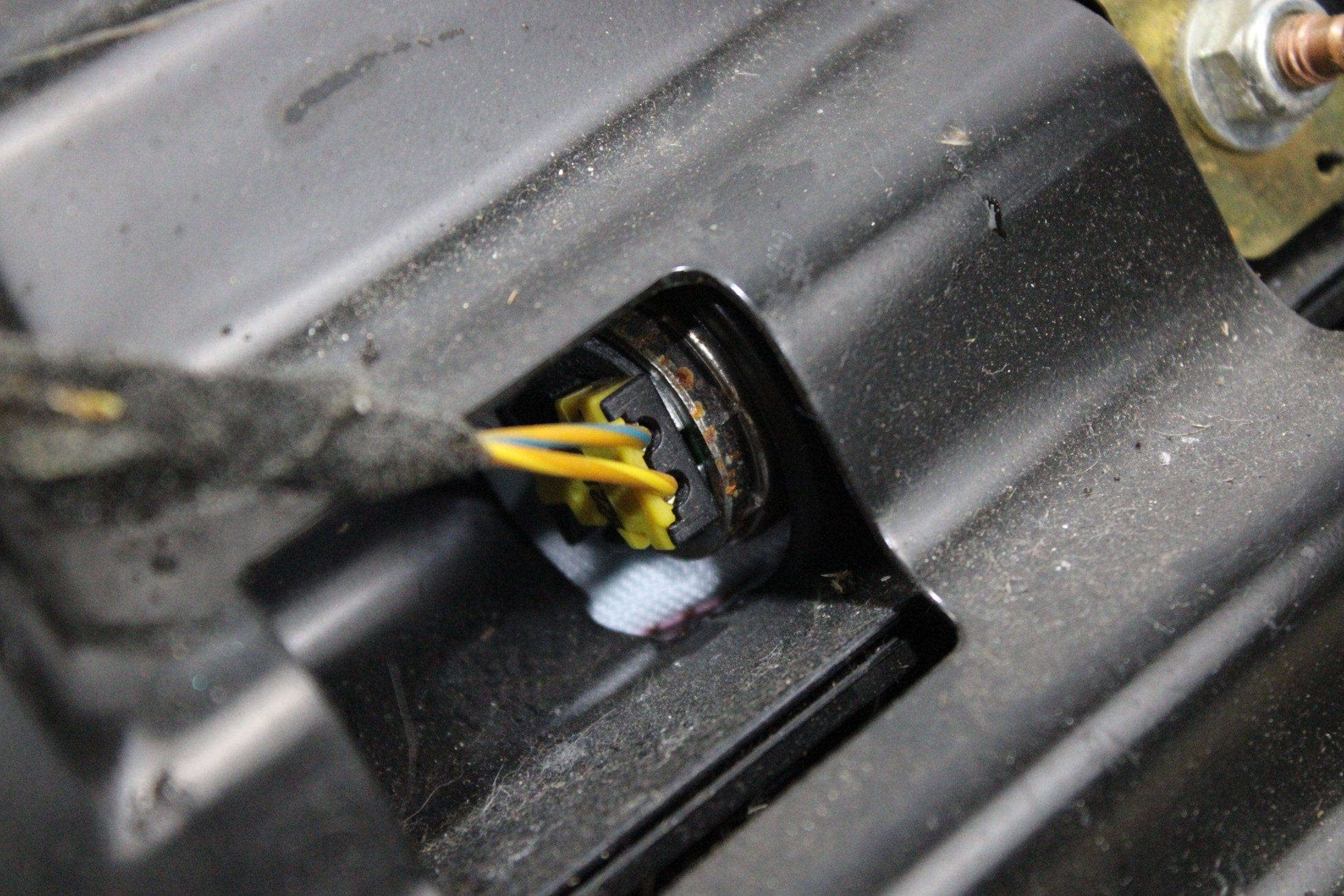OEM Land Rover Driver Knee Airbag – Fits LR2 (2008–2015) – Part LR012027 – Land Rover – product view · G1536752 · photo 801ef072-a29b-4c6a-aa62-fca198e32687
